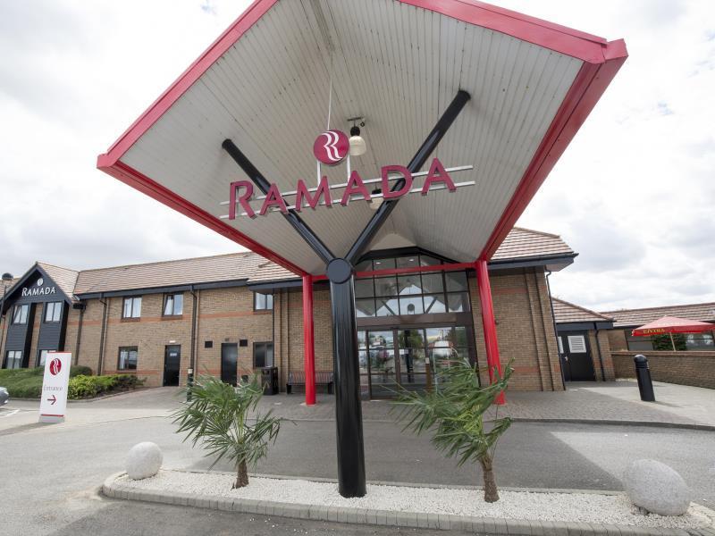Ramada By Wyndham Cambridge Hotel Fen Drayton Exterior photo