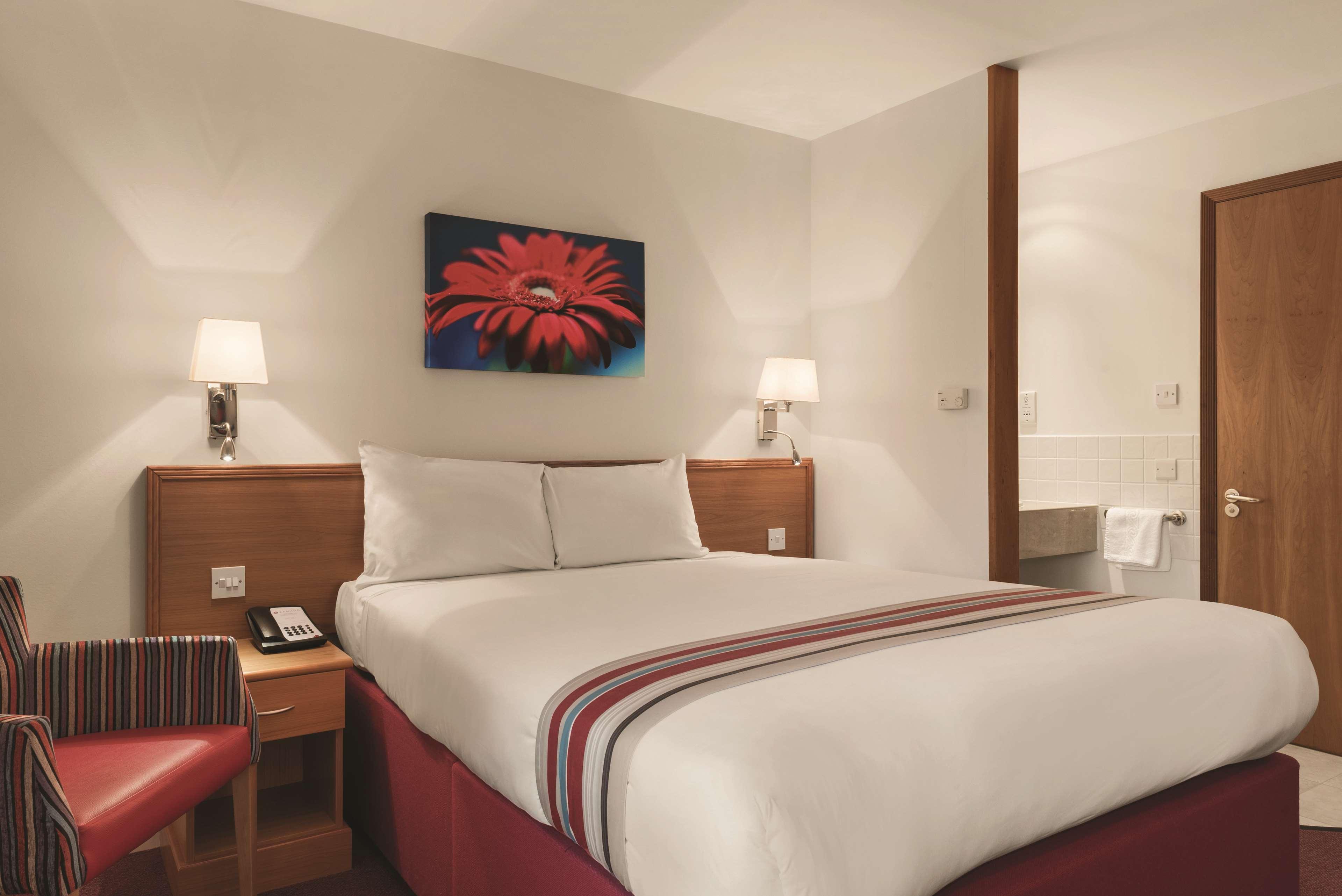 Ramada By Wyndham Cambridge Hotel Fen Drayton Exterior photo