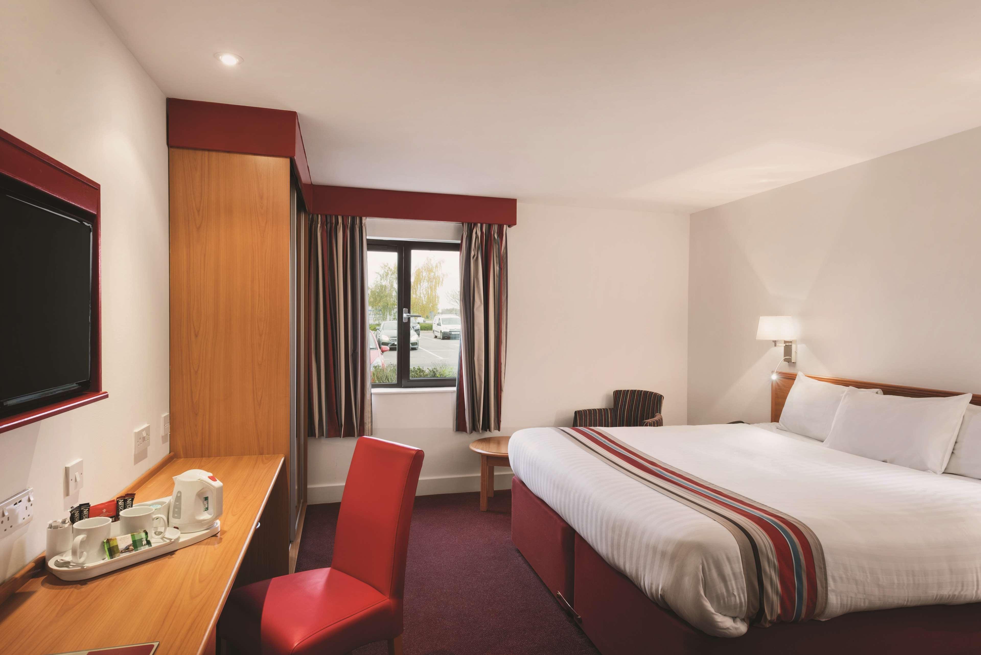 Ramada By Wyndham Cambridge Hotel Fen Drayton Exterior photo