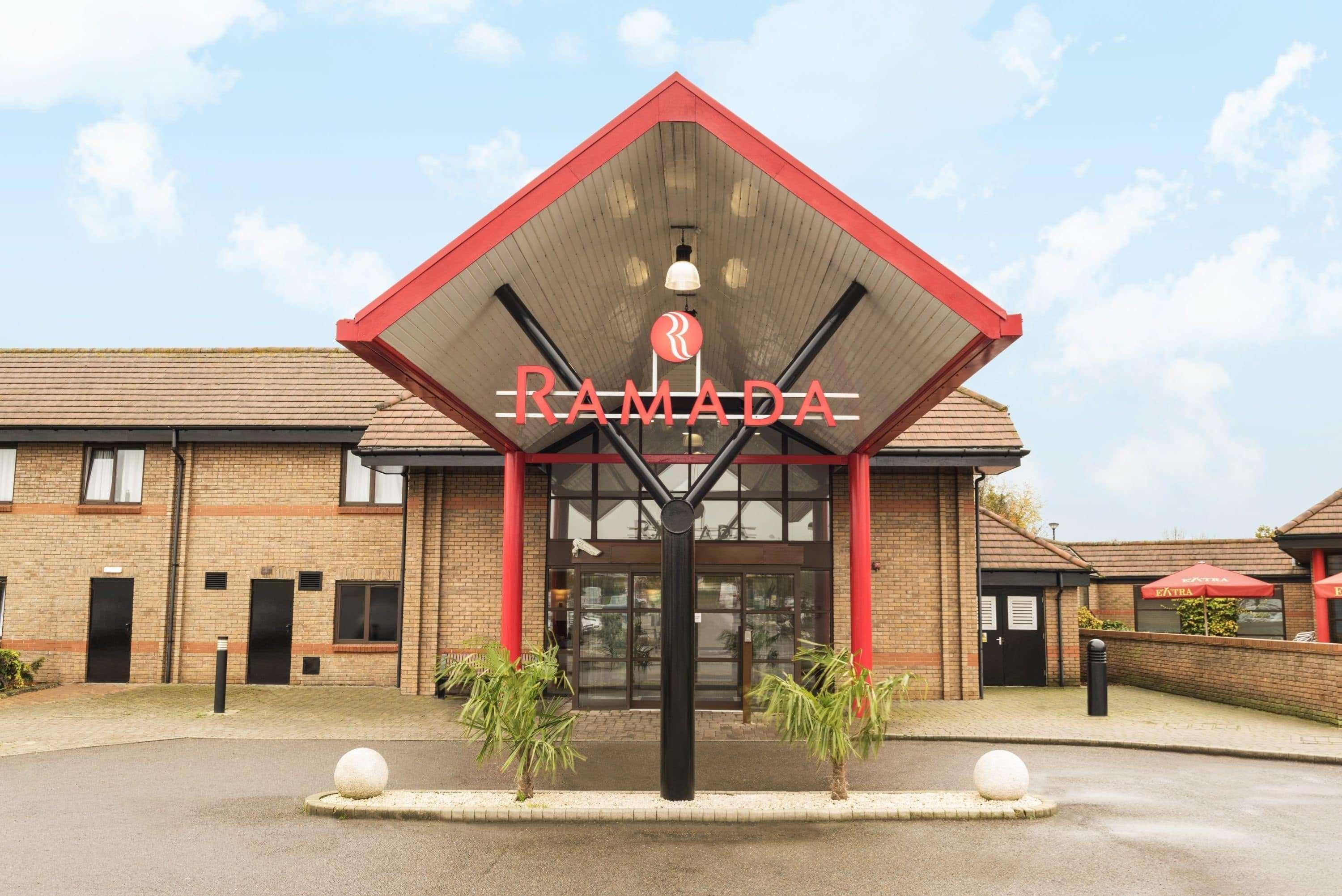 Ramada By Wyndham Cambridge Hotel Fen Drayton Exterior photo