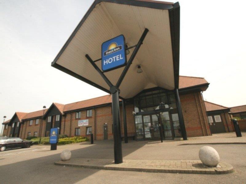 Ramada By Wyndham Cambridge Hotel Fen Drayton Exterior photo